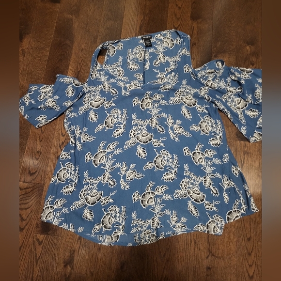 Torrid Plus Size 0 Blue Floral V-Neck Cold Shoulder Blouse - Picture 10 of 10